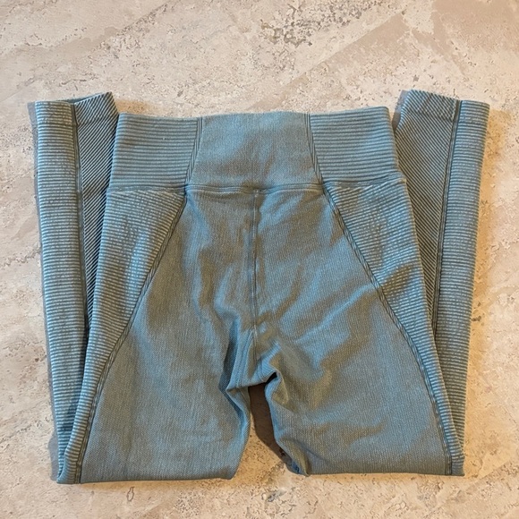 Offline by Aerie size XS beautiful light Green Leggings - Picture 2 of 4